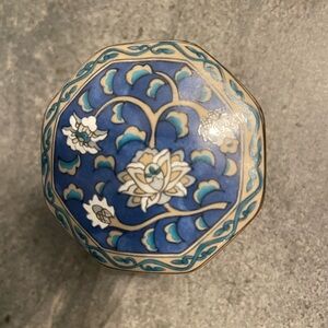 Miniature porcelain trinket box Etude Takahashi SF 1986